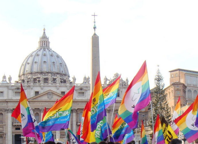 Papa Francesco ha aperto la strada alle benedizioni per le coppie gay e lesbiche.