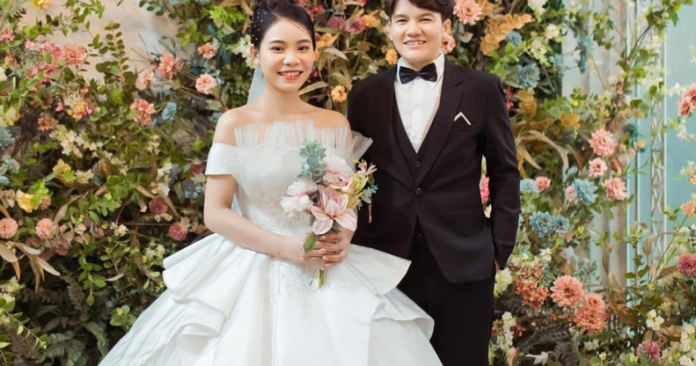 Tran Thi Thu, primo giocatore trans a giocare nella nazionale di calcio femminile del Vietnam ha sposato il suo compagno Nguyen Thi Thuong.