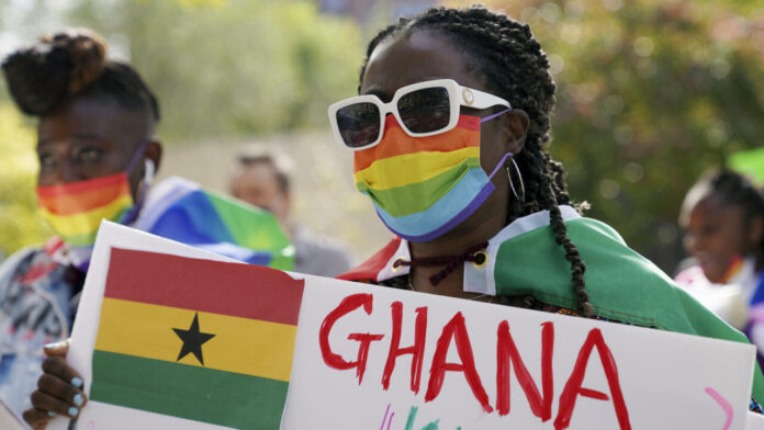 Il Parlamento del Ghana ha approvato all'unanimità un disegno di legge che inasprirebbe le sanzioni penali per l'omosessualità e perseguiterebbe le persone LGBTQ+ e i loro sostenitori. 