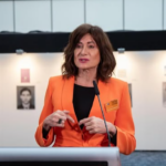 LUXURIA CONTRO DONALD TRUMP E LE ORDINANZE DI GENERE Vladimir Luxuria contro Trump e le ordinanze di genere